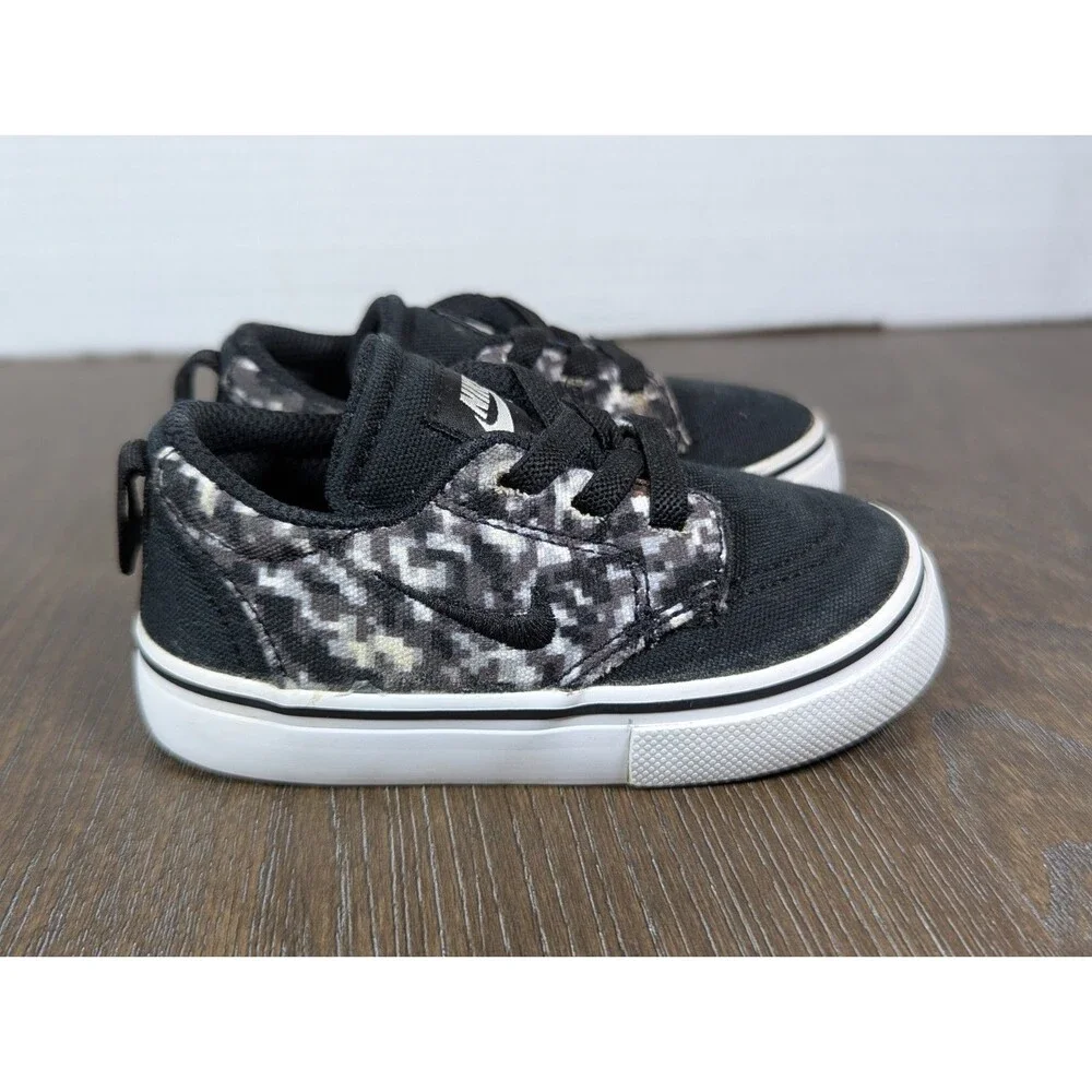 NIKE Baby Shoes Sneakers Size 5C 743185-002 Black White Elastic Lace